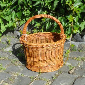Henkelkorb aus ungeschälten Weiden