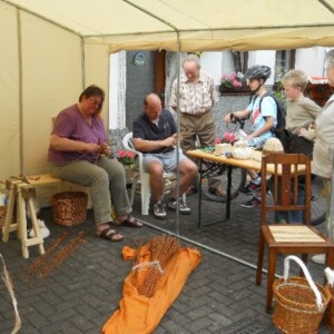 Jubiläumsmarkt in Breidenbach 2013 Flechtkurs und Zuschauer