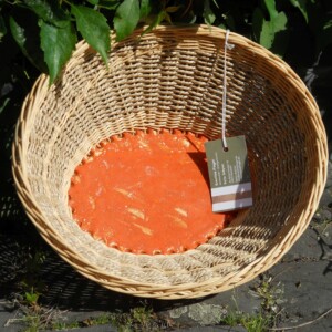 Schale aus Peddigrohr und Seegrasschnur mit Keramikboden
