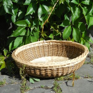 Schale aus teilweise geräuchertem Peddigrohr