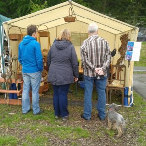 Die ersten Besucher sind da. Und das trotz des Wetters Erste Besucher am Stand beim Frühlingsfest der Keltenwelt