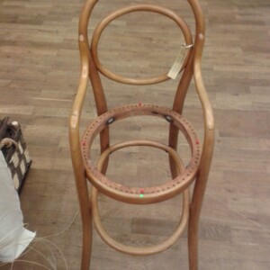 Kinderhochstuhl, Sitzgeflecht, Kundenauftrag An diesem Kinderhochstuhl von Thonet zeige ich die Entstehung eines Sitzgeflechts