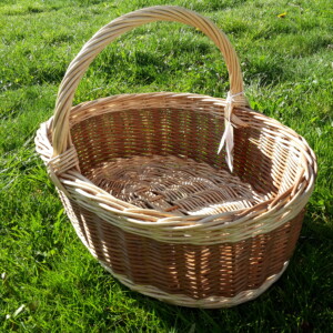 Henkelkorb, oval aus geschälter brauner und weißer Weide 20190407_094703