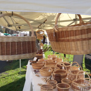 Henkelkörbe, oval aus geschälter brauner und weißer Weide Henkelkörbe, oval aus geschälter brauner und weißer Weide