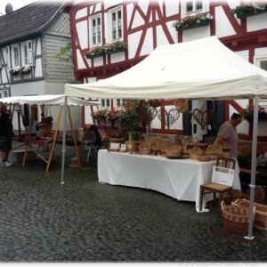 Marktzelt im Feuchten aufgebaut bei Altstadt Pur