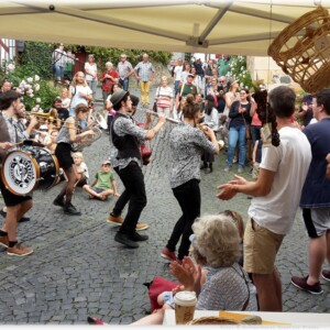 Musikalische Unterhaltung von Desmadre Orkesta vom Marktzelt