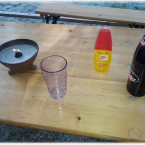 Wichtige Utensilien beim Mittelaltermarkt in Himbach - Kerze, Mückenschutz und Bier