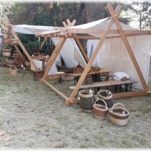 Mittelaltermarkt Himbach - Marktzelt und Flechtzelt aufgebaut Mittelaltermarkt Himbach - Marktzelt und Flechtzelt aufgebaut