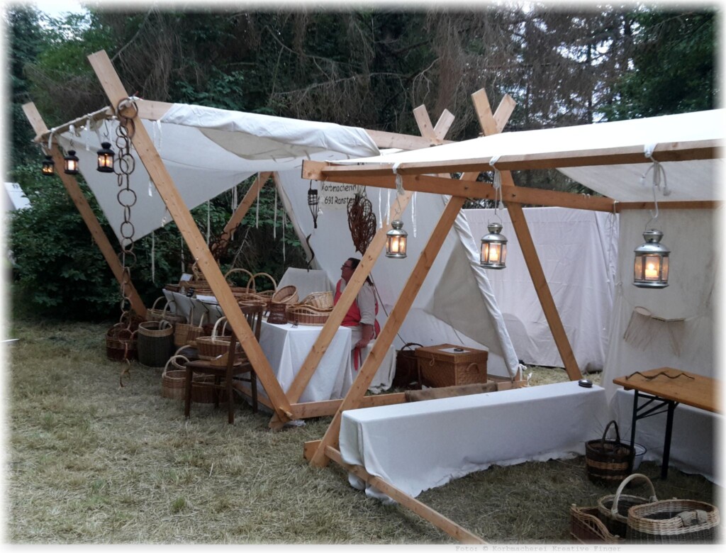 Mittelaltermarkt in Himbach - Zelte im Laternenlicht