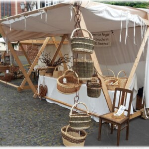 Mittelalterlicher Marktstand auf dem Büdinger Mittelaltermarkt Mittelalterlicher Marktstand auf dem Büdinger Mittelaltermarkt