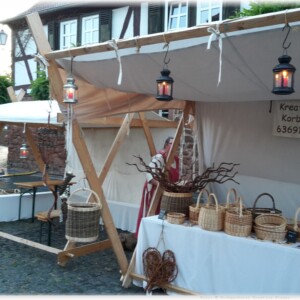 Mittelalterlicher Marktstand auf dem Büdinger Mittelaltermarkt. Mittelalterlicher Marktstand auf dem Büdinger Mittelaltermarkt. Beleuchtet mit Kerzen