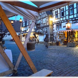Mittelalterlicher Marktstand auf dem Büdinger Mittelaltermarkt im Kerzenschein Mittelalterlicher Marktstand auf dem Büdinger Mittelaltermarkt im Kerzenschein