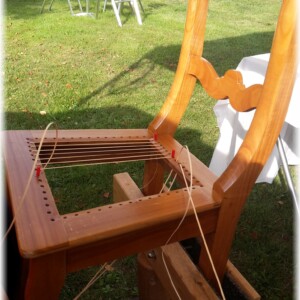 Vorführendes Handwerk auf dem Bauernmarkt - Stuhlgeflecht Vorführendes Handwerk auf dem Bauernmarkt - Stuhlgeflecht