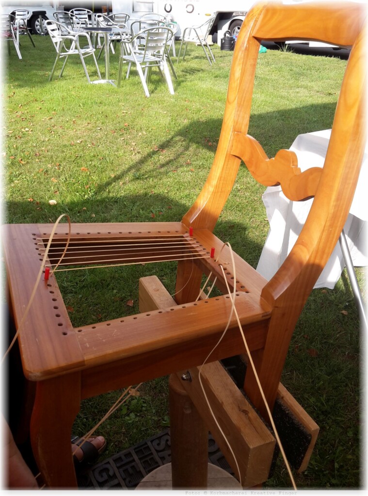 Vorführendes Handwerk auf dem Bauernmarkt - Stuhlgeflecht