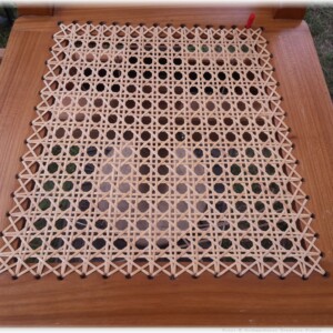 Vorführendes Handwerk auf dem Bauernmarkt - Stuhlgeflecht Vorführendes Handwerk auf dem Bauernmarkt - Stuhlgeflecht