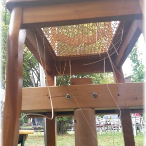 Vorführendes Handwerk auf dem Bauernmarkt - Stuhlgeflecht