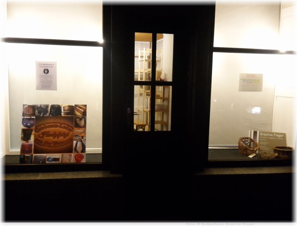Beleuchtetes Schaufenster der Ladengemeinschaft