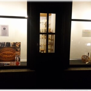 Beleuchtetes Schaufenster der Ladengemeinschaft