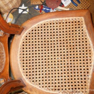 Um das Sitzgeflecht erneuern zu können muss zuerst der Rahmen gelöst werden. DSCN3494_640x480