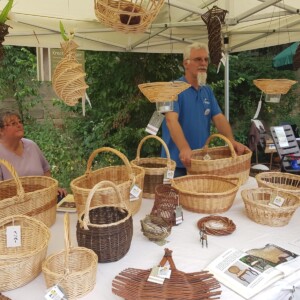 Hoffest Konradsdorf 2018 Ralf heute in Doppelfunktion. Ständiger Wechsel zwischen Korbmacherei und NABU Ortenberg.