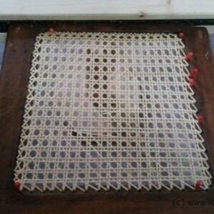 Stuhlgeflecht 6. Lage diagonal flechten Stuhlgeflecht 6. Lage diagonal flechten