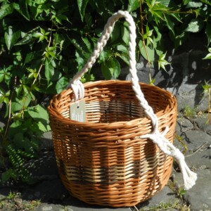 Runder Korb mit geflochtenem Henkel aus Baumwollkordel (Makramee)