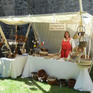 Mittelaltermarkt Burg Münzenberg Marktstand beim Mittelalterfest auf der Burg Münzenburg