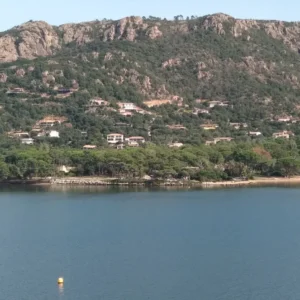 Porto Vecchio - Fähre verlässt den Hafen und die Bucht