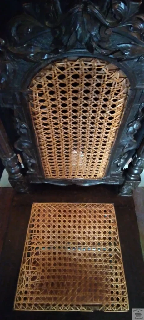 Die Sitzfläche muss neu geflochten werden an diesem Weddingchair