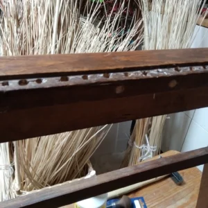 Verklebte und mit Holzdübeln reparierte Flechtleiste Verklebte und mit Holzdübeln reparierte Flechtleiste