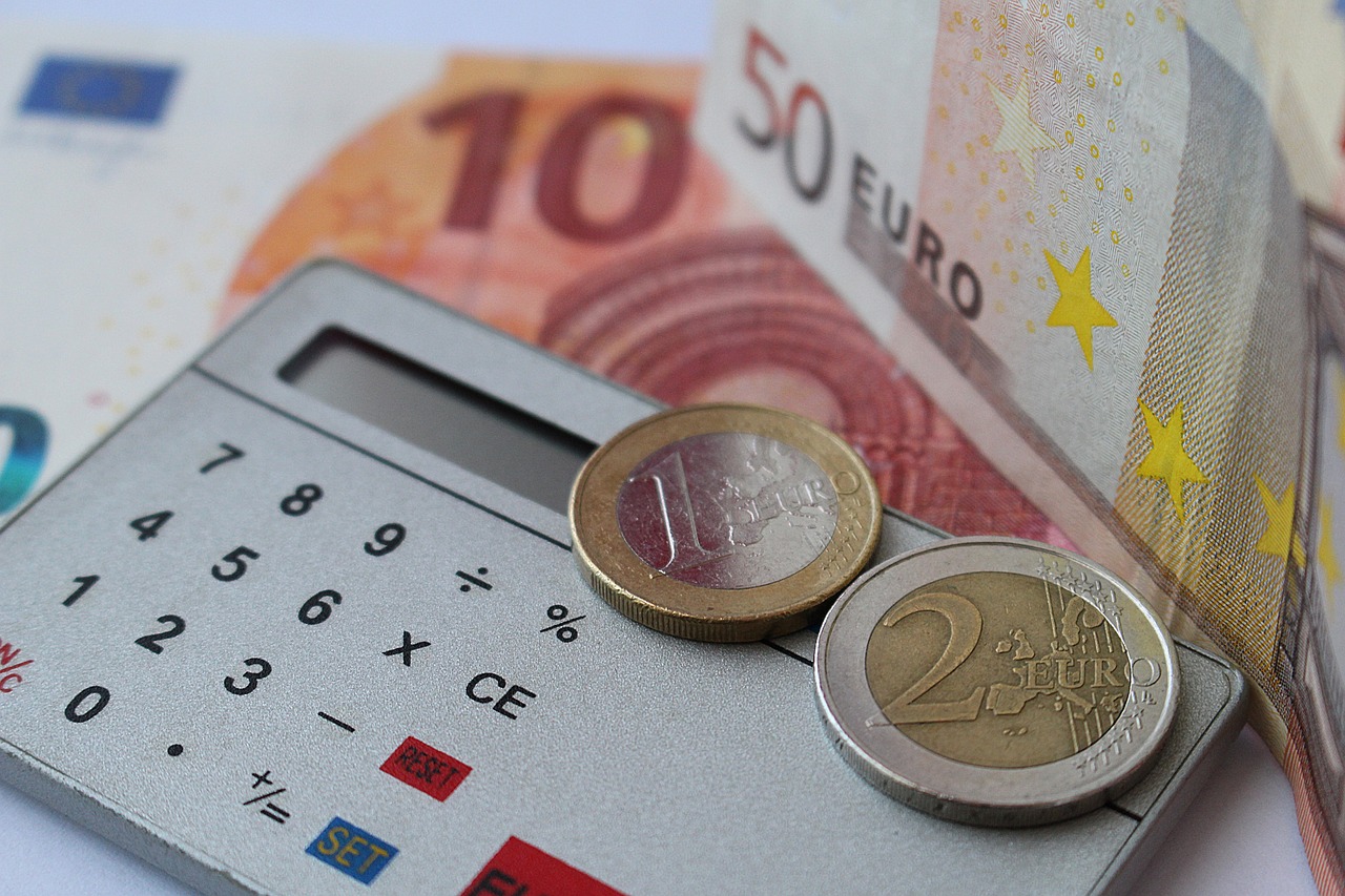 Kalkulation - Taschenrechner und Euro in Münzen und Scheine