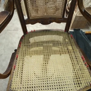 Armlehnstuhl mit 137 Bohrlöcher und Geflecht aus Cotton-Flechtband Armlehnstuhl mit 137 Bohrlöcher und Geflecht aus Cotton-Flechtband