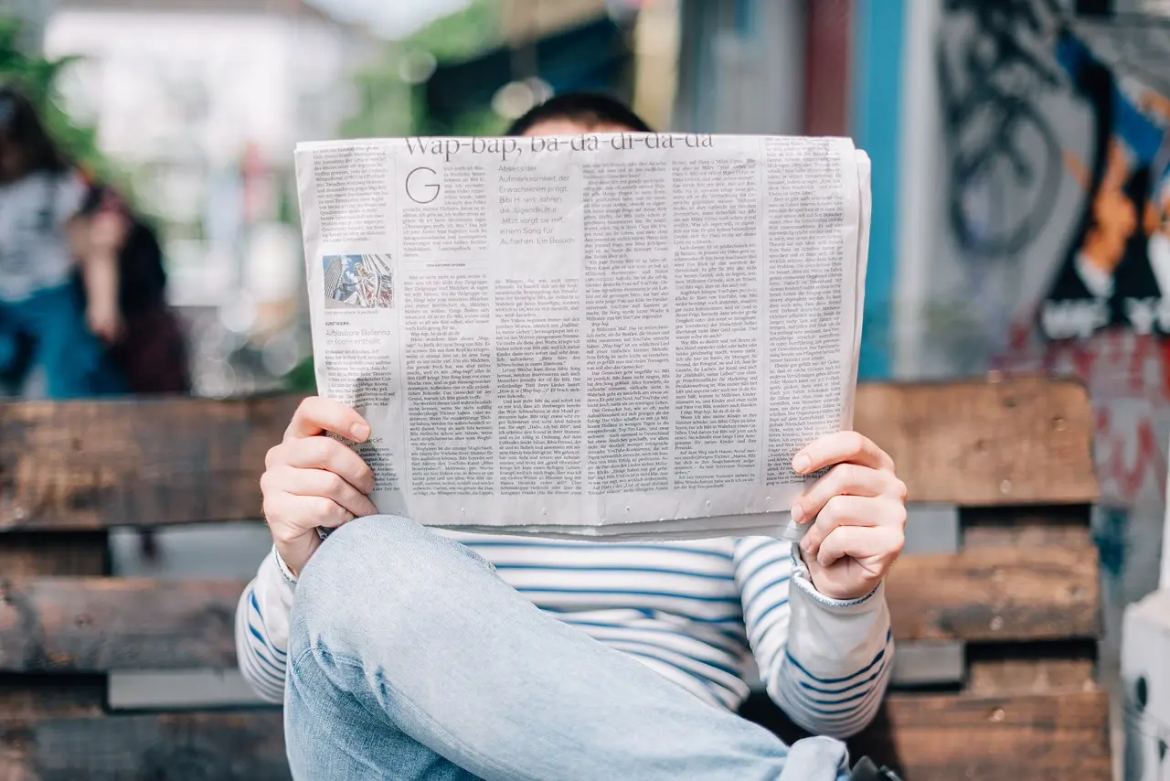 Zeitung lesen auf der Parkbank - Bild Pixabay