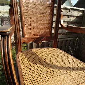 134 Bohrlöcher auf engen Raum waren eine nervliche Herausforderung für das Sitzgeflecht Thonet Armlehnstuhl - Sitzfläche mit Cotton-Flechtband hergestellt