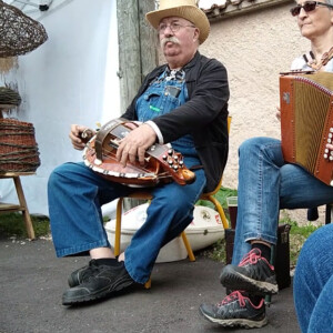 Da wippt der Fuß im Takt automatisch mit Zwei musizierende auf dem Korbmarkt in Bouxurulles