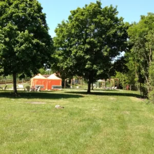 Gepflegter Campingplatz: Blick auf das Snack-/Imbisszelt