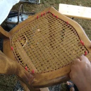 Arbeiten an einem Stuhlgeflecht mit Cotton-Flechtband