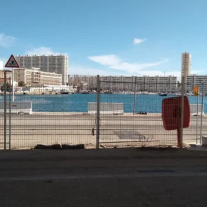 Im Wartebereich im Hafen von Toulon