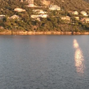 Abendsonne spiegelt sich auf dem Wasser in der Bucht von Porto Vecchio