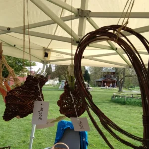 Weidenherzen und Blumenamphoren mit Reagenzglas
