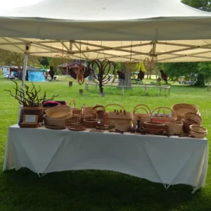 Marktstand mit meinen Korbwaren beim Bauernmarkt am 5. Mai 2024