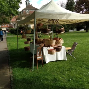 Marktstand mit meinen Korbwaren beim Bauernmarkt am 5. Mai 2024