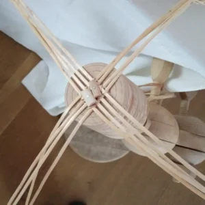 Weidenschienen auf einer Holzform für eine Teeglashülle befestigt