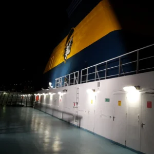 Leeres Schiffsdeck in der Nacht von Corsica Ferries