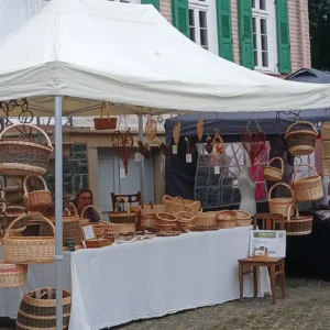 Marktstand mit Korbwaren