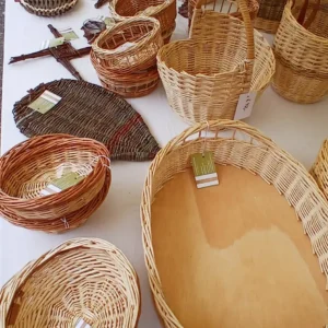 Marktstand mit Korbwaren