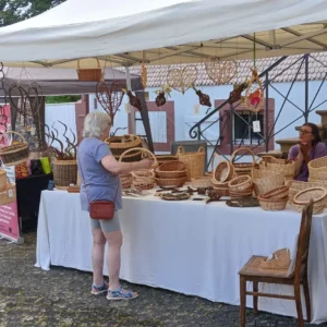 Marktstand mit Korbwaren
