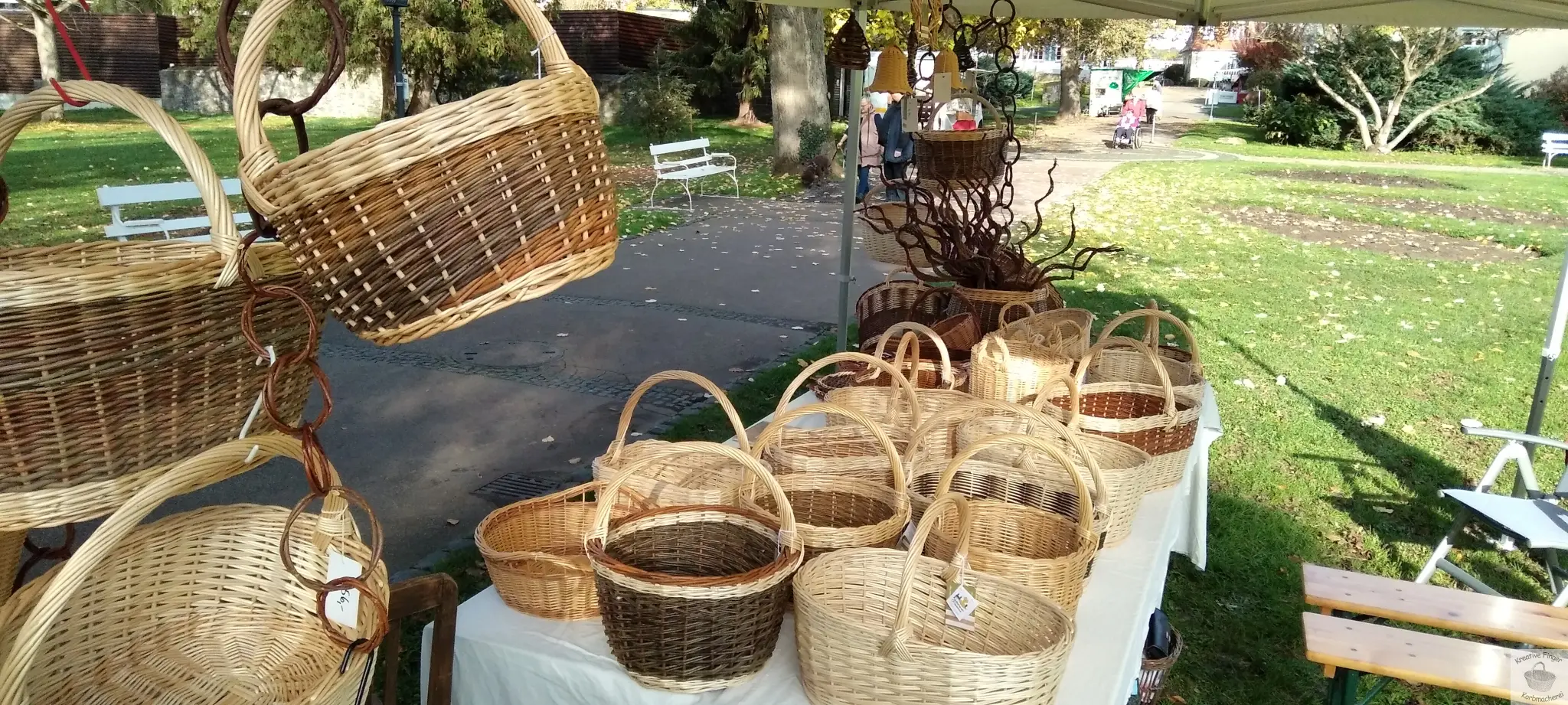Marktstand mit Korbwaren im Oktober