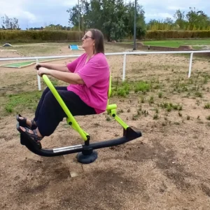 Katja auf einem Rudergerät in voller Konzentration