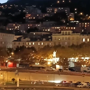 Place Saint Nicolas in Bastia von der Fähre aus fotografiert